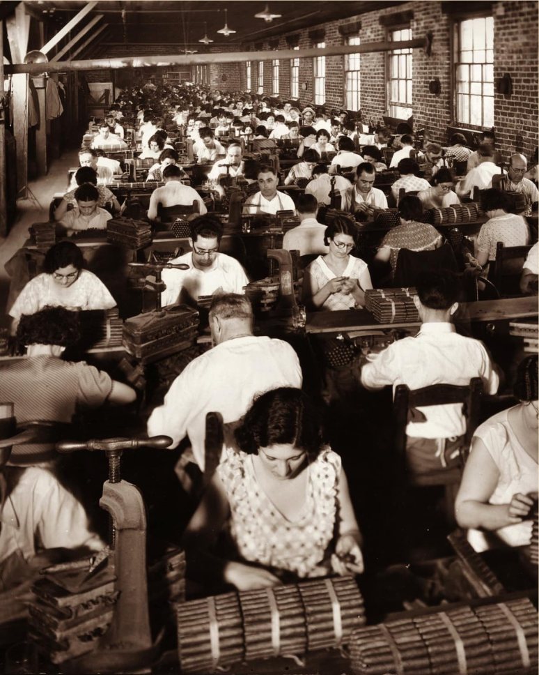 Archive photo: cigar rollers on the factory floor